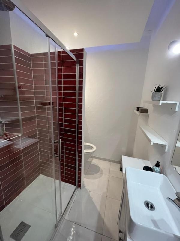 L'Appartement - Chambre Avec Salle De Bains Et Wc Dans Une Galerie D'Art Montbéliard Buitenkant foto